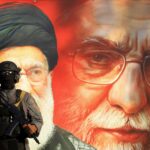Irã transforma funeral de Ali Khamenei em demonstração de poder