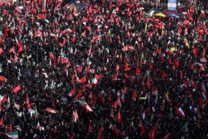 Funeral de Ali Khamenei: Milhares comparecem à cerimônia em Teerã