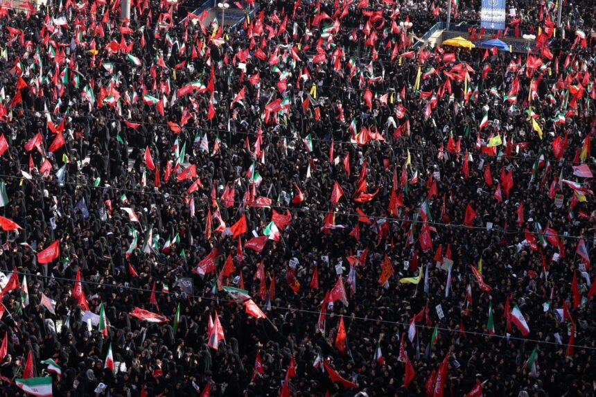 Funeral de Ali Khamenei: Milhares comparecem à cerimônia em Teerã