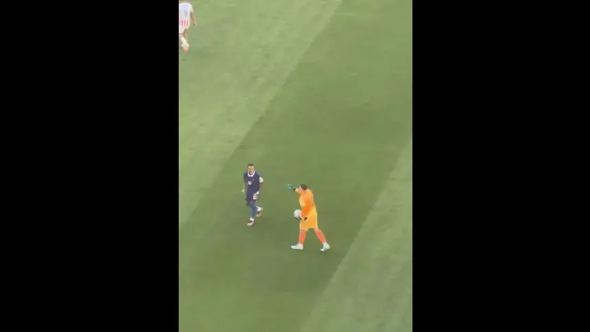 Goleiro do Paraguai foi ignorado por Mbappé e reação viraliza; veja