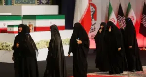 Três filhos de Khamenei vão a funeral; sucessor do aiatolá não aparece