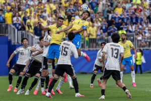 Cabeceios no futebol elevam risco de trauma craniano - 05/07/2026 - Equilíbrio e Saúde