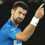 Djokovic leva susto, mas vence algoz de João Fonseca e avança em Wimbledon