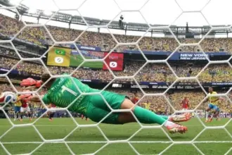 Bruno Guimarães desperdiça pênalti pelo Brasil contra a Noruega na Copa
