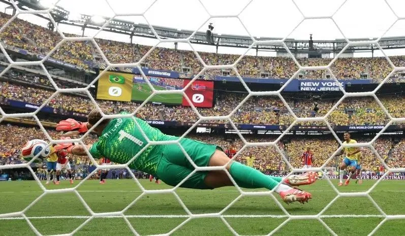 Bruno Guimarães desperdiça pênalti pelo Brasil contra a Noruega na Copa