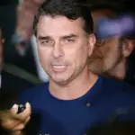 Flávio Bolsonaro chega aos Estados Unidos para audiência sobre tarifas