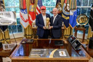 Trump conversou com presidente da Fifa para contestar expulsão de atacante dos EUA; cartão vermelho foi revogado