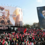 Multidão toma as ruas de Teerã no funeral do aiatolá Ali Khamenei