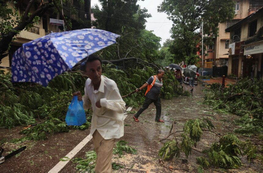 Chuvas deixam mortos, causam deslizamentos e paralisam Mumbai, na Índia