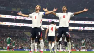 Inglaterra venceu o México por 3 a 2 no Estádio Azteca, eliminou os anfit