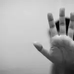 Mãe é suspeita de queimar mãos do filho com colher quente como castigo