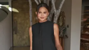 Chrissy Teigen posta foto com mamilo à mostra, é criticada e responde
