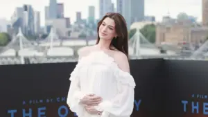 Grávida, Anne Hathaway exibe barriguinha em evento em Londres