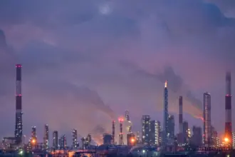 Drones ucranianos atingem a maior refinaria de petróleo da Rússia