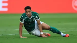 Vitor Roque fica perto de retorno no Palmeiras, e uruguaios se reapresentam