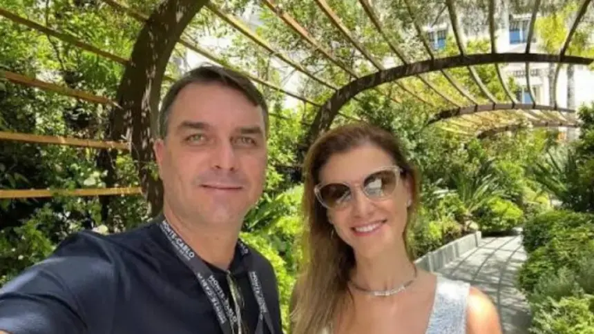 Equipe de Flávio Bolsonaro prepara esposa para reforçar campanha em gesto a mulheres