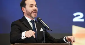 Presidente eleito da Colômbia acusa Petro de tentar "golpe de Estado"