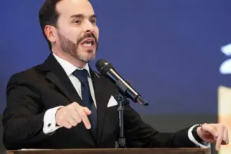 Presidente eleito da Colômbia acusa Petro de tentar "golpe de Estado"