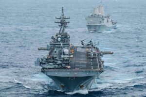 EUA bombardeiam alvos no Irã após navios serem atacados em Ormuz