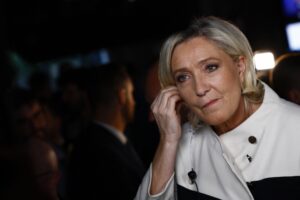 Le Pen confirma que será candidata à Presidência da França, apesar de condenação e uso de tornozeleira