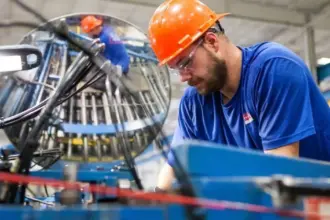CNI: faturamento industrial fica estável em maio, mas emprego volta a subir
