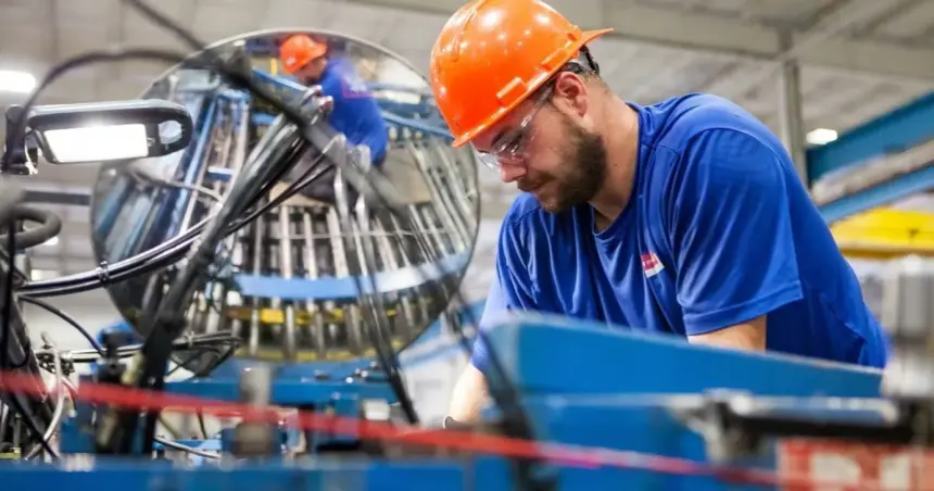 CNI: faturamento industrial fica estável em maio, mas emprego volta a subir
