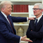 Apple acena a Trump com anúncio de R$ 30 bi nos EUA - 08/07/2026 - Tec