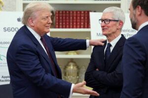 Apple acena a Trump com anúncio de R$ 30 bi nos EUA - 08/07/2026 - Tec