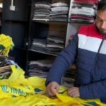 Vendedores reclamam de camisas do Brasil encalhadas após eliminação na Copa