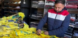 Vendedores reclamam de camisas do Brasil encalhadas após eliminação na Copa