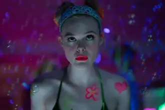 Elle Fanning faz história com indicações a Emmy e Oscar no mesmo ano