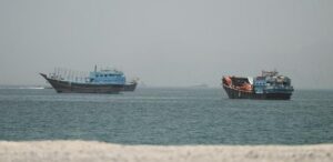 24.jun.2026 - Embarcações no Estreito de Hormuz, vistas de Musandam, Omã