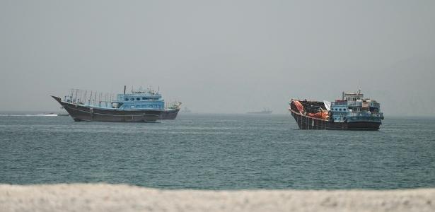 24.jun.2026 - Embarcações no Estreito de Hormuz, vistas de Musandam, Omã