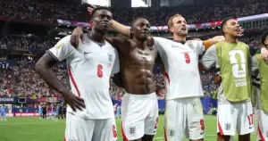 Inglaterra pode perder zagueiro titular contra Haaland nas quartas da Copa