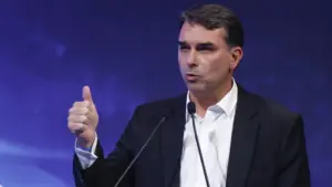 Flávio Bolsonaro reforça ofensiva no Ceará antes de decisão do PL sobre apoio a Ciro Gomes