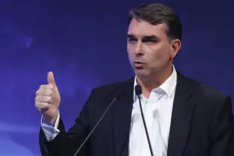 Flávio Bolsonaro reforça ofensiva no Ceará antes de decisão do PL sobre apoio a Ciro Gomes