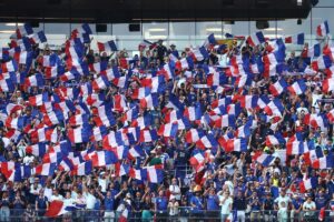 Adolescente morre durante comemoração da vitória da França nas quartas de final da Copa