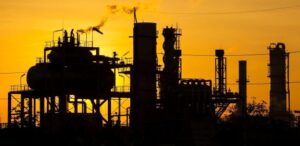 AIE, que representa os 33 maiores consumidores do mundo, diz que o consumo global de petróleo deve recuar 1 milhão de barris por dia neste ano