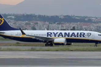 Passageiro é sugado para fora de avião "até os ombros" após janela quebrar