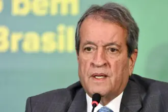 Dino afirma que Valdemar desviou R$ 119 milhões do orçamento secreto e pede bloqueio de bens