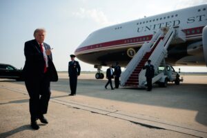 Governo Trump intima jornalistas do NYT por reportagem sobre avião