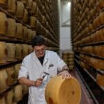 Avaliador inspeciona queijo parmesão em Montecavolo di Quattro Castella