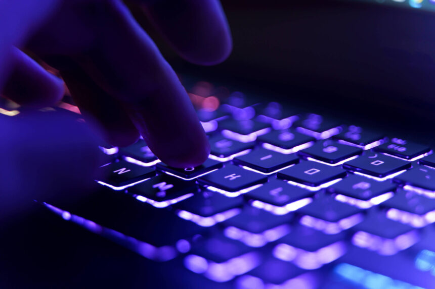 Ministério identifica 32 sites de IA de nudez falsa - 14/07/2026 - Cotidiano