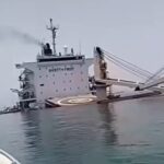 VÍDEO: Navio cargueiro afunda após colisão perto do Estreito de Ormuz