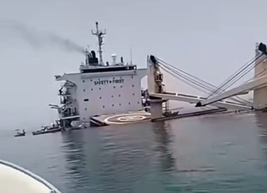 VÍDEO: Navio cargueiro afunda após colisão perto do Estreito de Ormuz