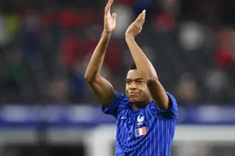 Mbappé avalia atuação da França em eliminação na Copa: "Fomos desleixados"