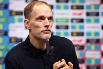 Técnico alemão da Inglaterra namora brasileira; conheça
