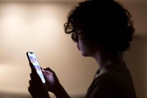 Reino Unido planeja toque de recolher noturno nas redes sociais para adolescentes - 15/07/2026 - Tec