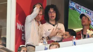 Mick Jagger vê Inglaterra cair na Copa e revive piada de 'pé-frio'
