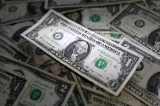 Mercado repercute tarifaço dos EUA ao Brasil; dólar abre em alta